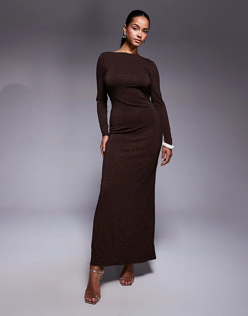 Платье макси с воротником-хомутиком на спине шоколадного цвета от TFNC
Платье макси с воротником-хомутиком на спине шоколадного цвета от TFNC