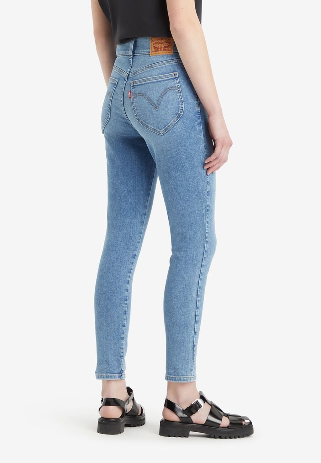 Джинсы скинни RETRO HIGH SKINNY Levi's, светло-голубой деним
Джинсы скинни RETRO HIGH SKINNY Levi's, светло-голубой деним