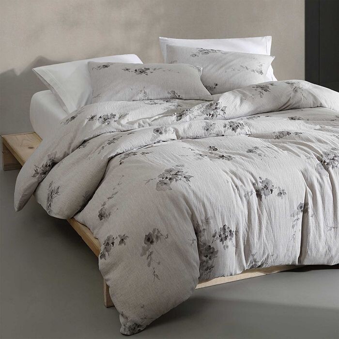 Calvin Klein Aquarelle Цветочный комплект из 3 пододеяльников из хлопковой меланжевой марли, размер King, серый
Calvin Klein Aquarelle Цветочный комплект из 3 пододеяльников из хлопковой меланжевой марли, размер King, серый