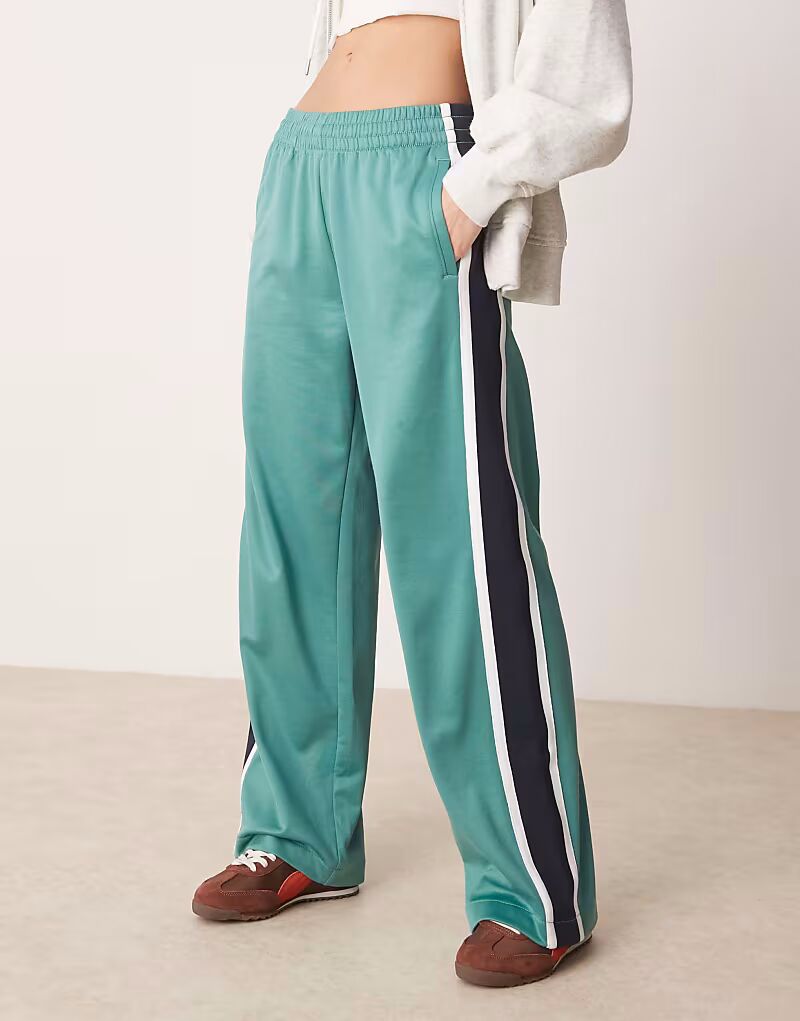 Abercrombie & Fitch - Зеленые спортивные брюки средней посадки со шнурком
Abercrombie & Fitch - Зеленые спортивные брюки средней посадки со шнурком