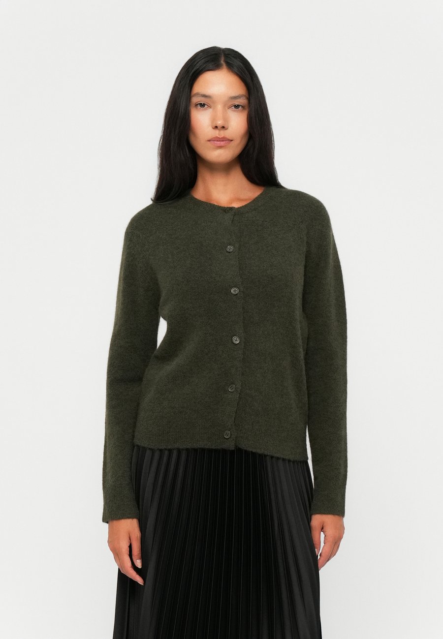 Кардиган Samsøe Samsøe NOR SHORT CARDIGAN, Deep Forest/Dark Green
Кардиган Samsøe Samsøe NOR SHORT CARDIGAN, Deep Forest/Dark Green