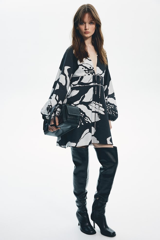 Платье с v-образным вырезом H&M, черный
Платье с v-образным вырезом H&M, черный