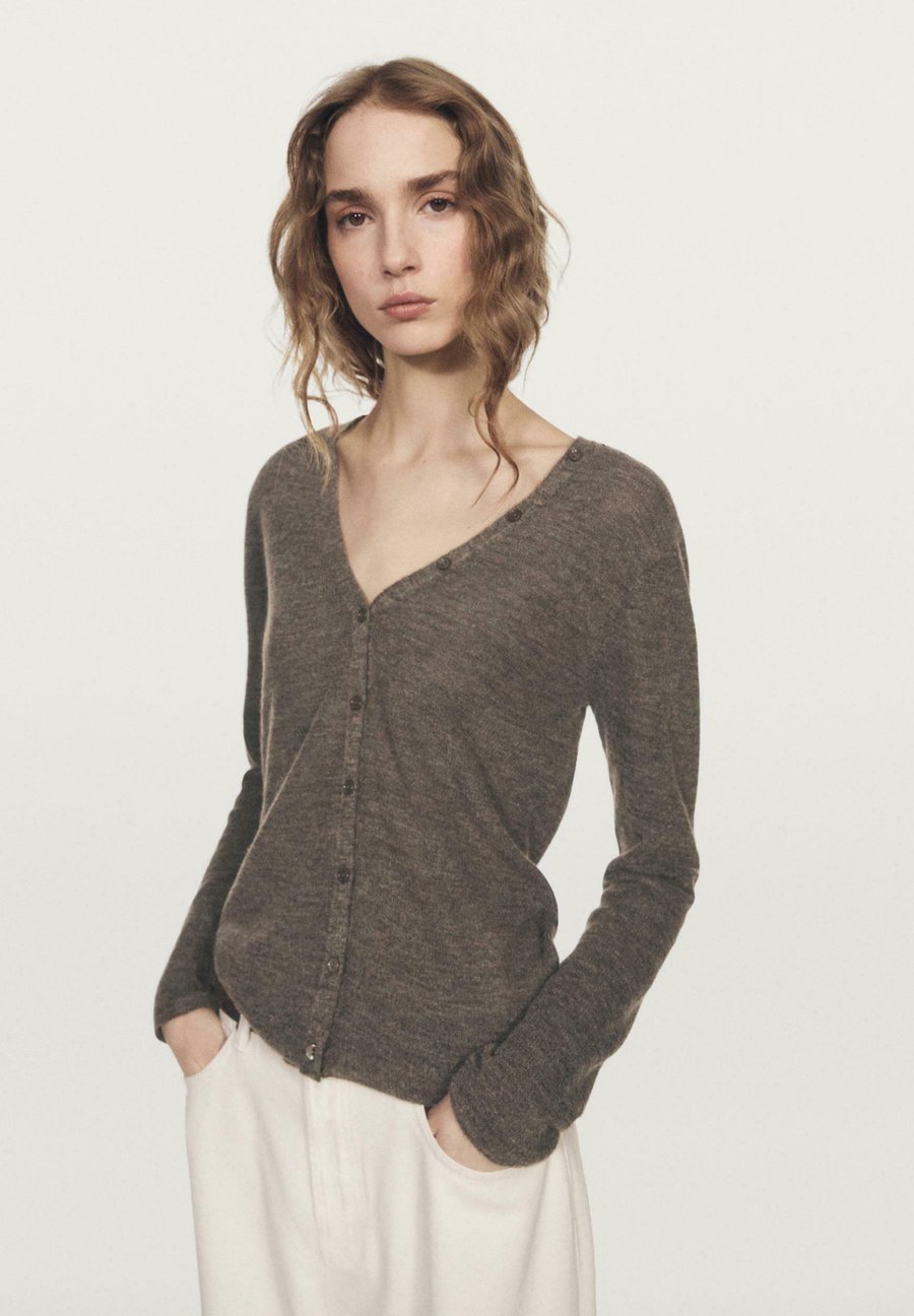 Кардиган Massimo Dutti WITH V-NECKLINE , Light Brown
Кардиган Massimo Dutti WITH V-NECKLINE , Light Brown