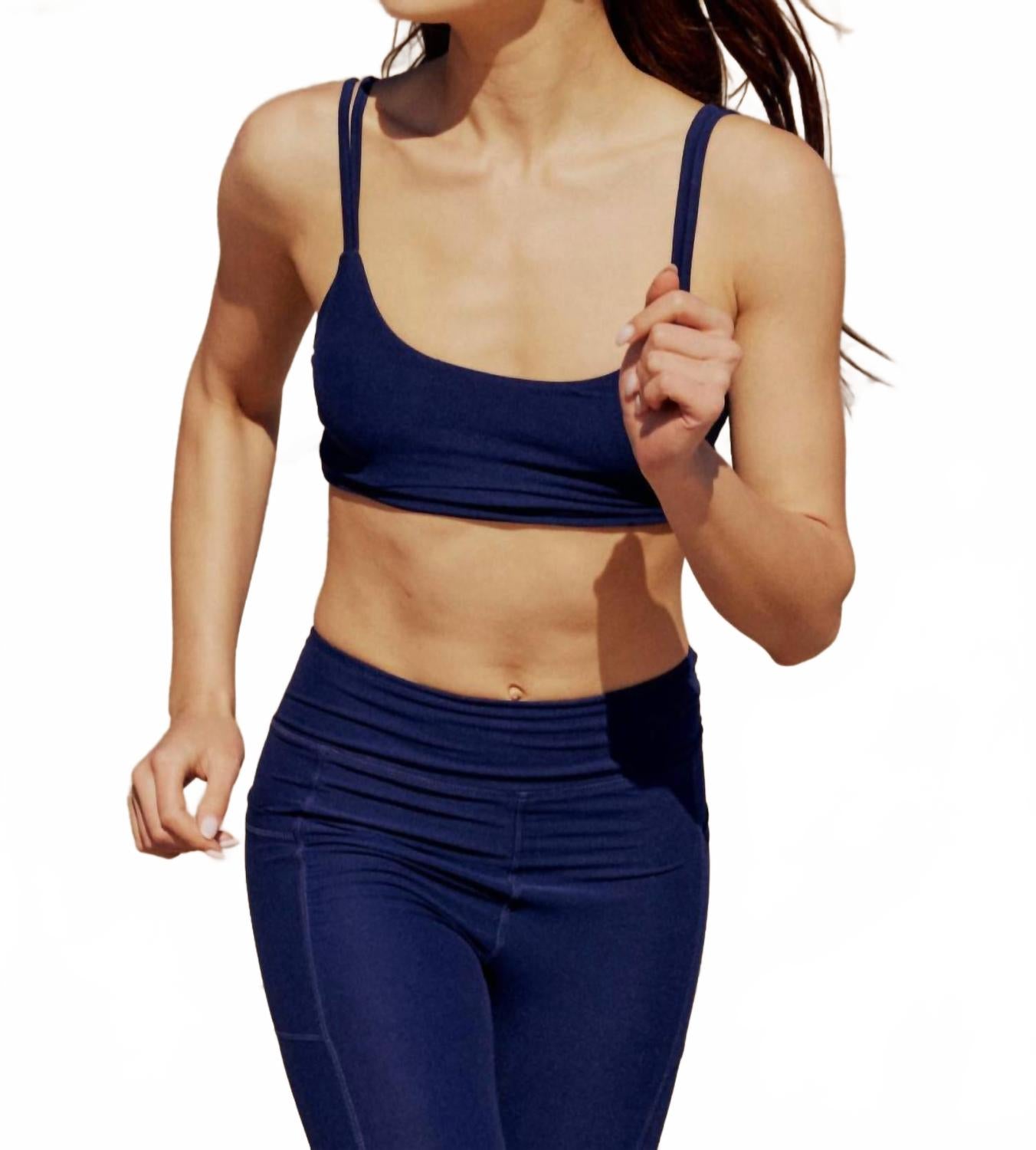 Сапфировый бюстгальтер с двойными бретелями из веганской замши WOLVEN, Sapphire
Сапфировый бюстгальтер с двойными бретелями из веганской замши WOLVEN, Sapphire