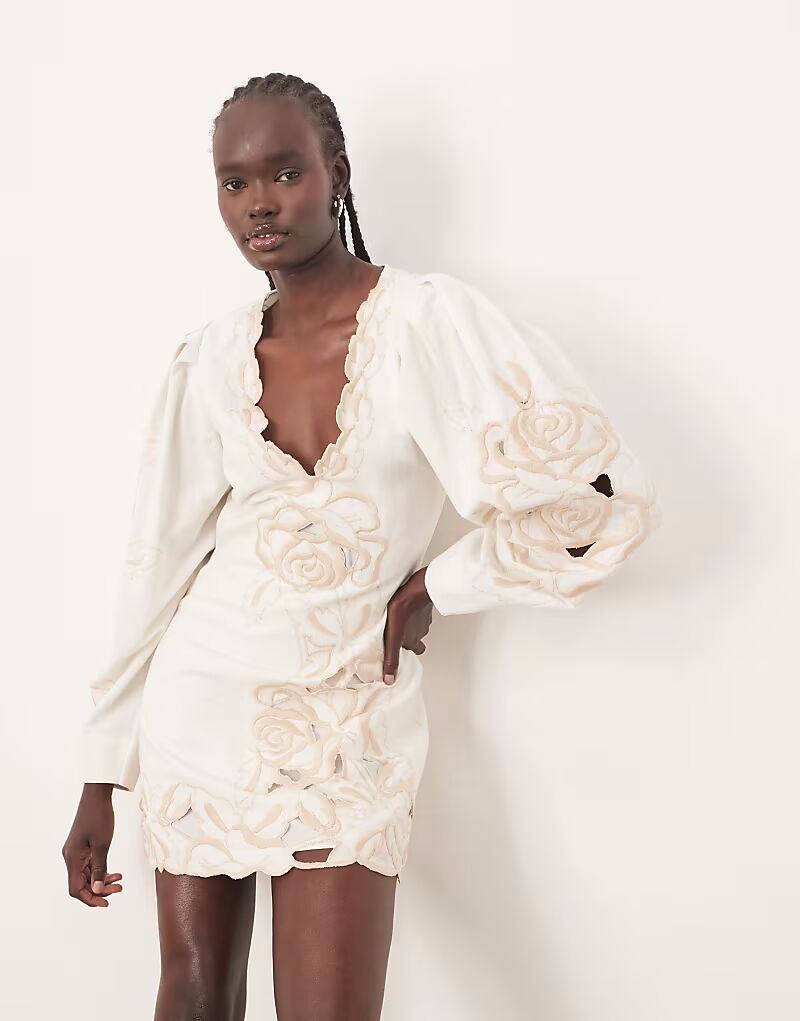 ARRANGE размещено цветочное вырезание работы объемный рукав мини платье белого цвета
ARRANGE размещено цветочное вырезание работы объемный рукав мини платье белого цвета