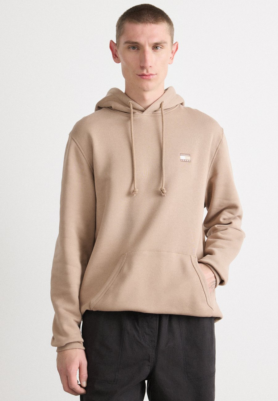 Худи Tommy Jeans BADGE HOODIE, Coastal Taupe Tonal/Brown
Худи Tommy Jeans BADGE HOODIE, Coastal Taupe Tonal/Brown