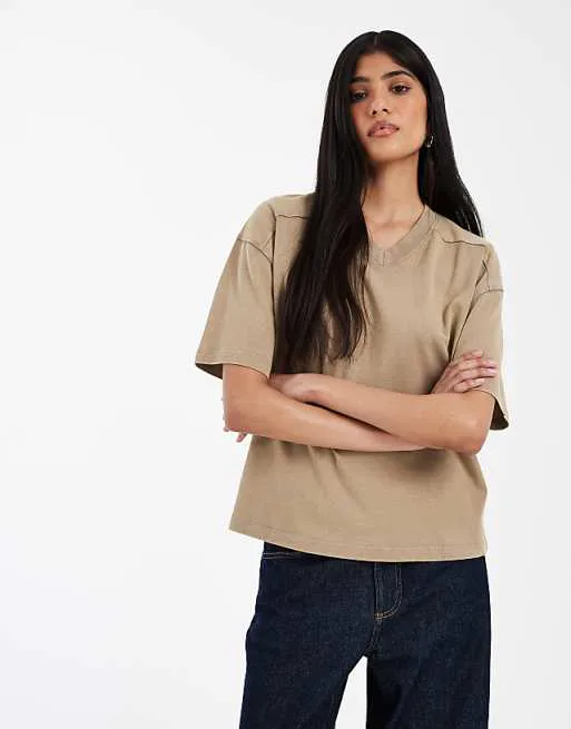 Футболка стандартного кроя с v-образным вырезом ASOS DESIGN
Футболка стандартного кроя с v-образным вырезом ASOS DESIGN