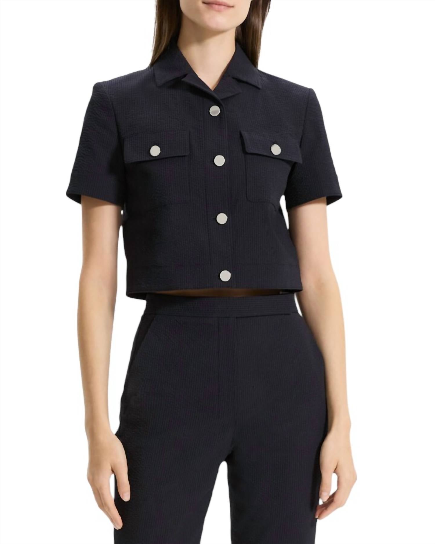 Сирсакеровая укороченная куртка с коротким рукавом в цвете navy Theory
Сирсакеровая укороченная куртка с коротким рукавом в цвете navy Theory