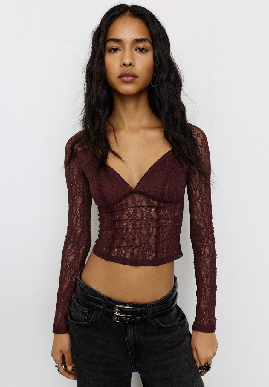 Блуза PULL&BEAR CORSETRY-INSPIRED, Bordeaux
Блуза PULL&BEAR CORSETRY-INSPIRED, Bordeaux