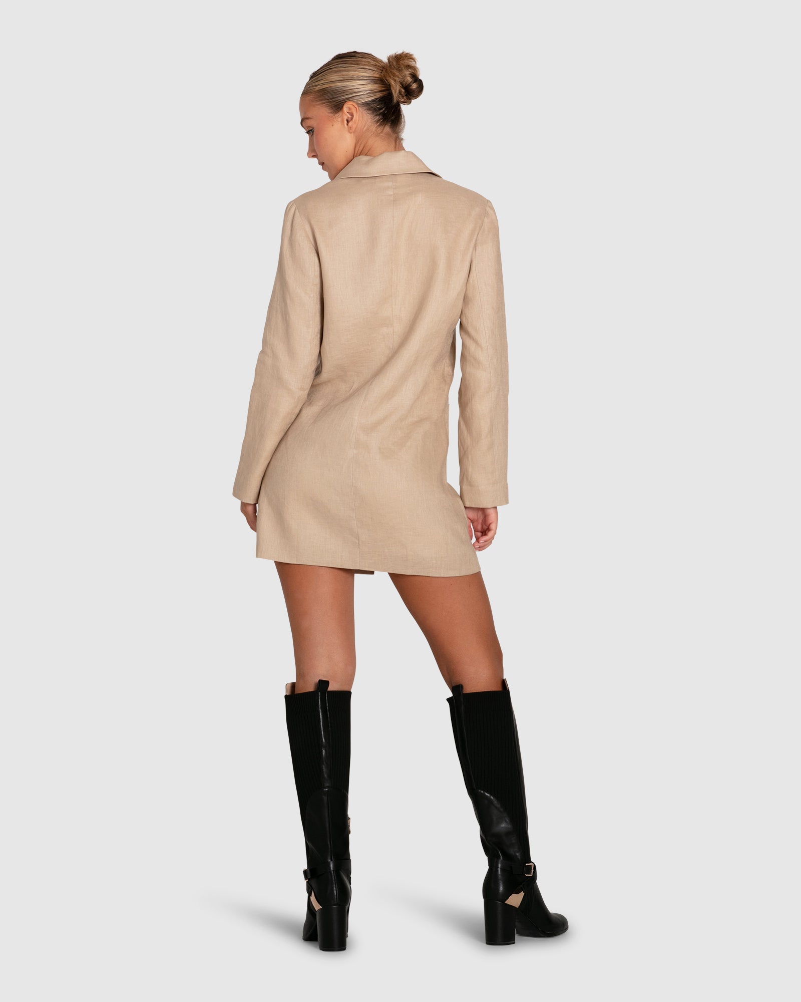 Платье-блейзер принцессы Анны Belle&Bloom, цвет sand
Платье-блейзер принцессы Анны Belle&Bloom, цвет sand