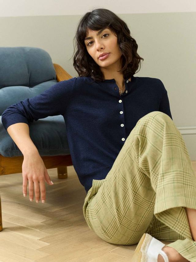 Однотонный кардиган тонкой вязки Brora, темно-синий
Однотонный кардиган тонкой вязки Brora, темно-синий