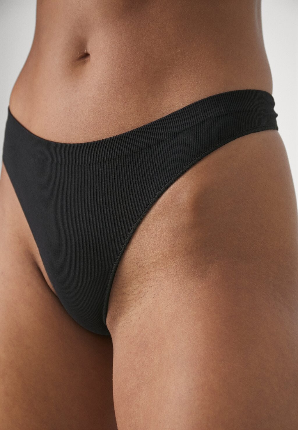 Трусы ONLVICKY SEAMLESS THONG 3 PACK ONLY, черный
Трусы ONLVICKY SEAMLESS THONG 3 PACK ONLY, черный