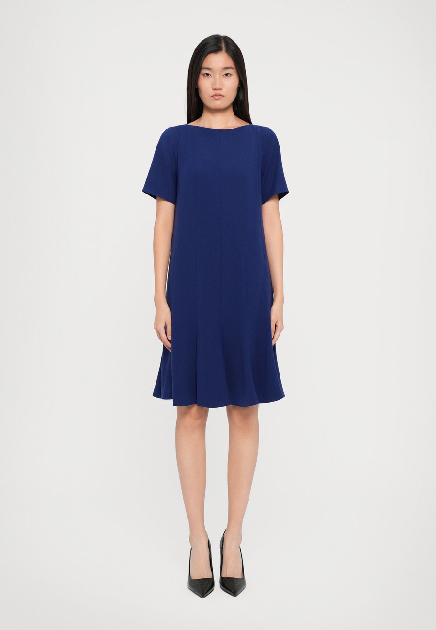 Платье Emporio Armani DRESS, Royal Blue/Dark Blue
Платье Emporio Armani DRESS, Royal Blue/Dark Blue