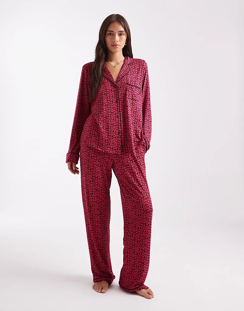 Комплект для сна DKNY, состоящий из топа и брюк с закругленными краями, с логотипом в виде буквы фиг.
Комплект для сна DKNY, состоящий из топа и брюк с закругленными краями, с логотипом в виде буквы фиг.