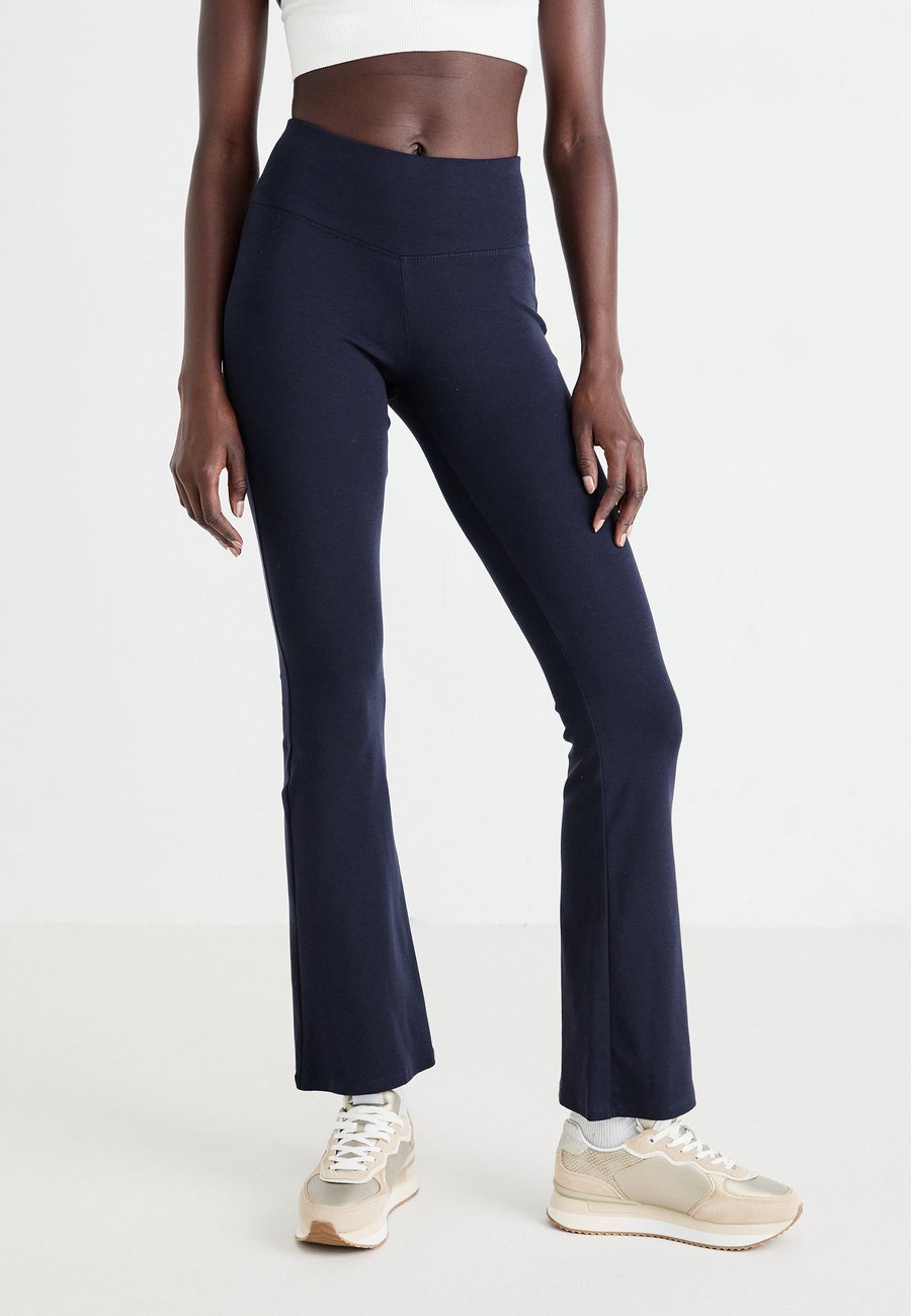 Брюки Gina Tricot SOFT TROUSERS, Sky Captain/Blue
Брюки Gina Tricot SOFT TROUSERS, Sky Captain/Blue