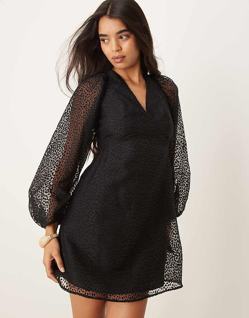 Черное мини-платье из органзы Nothing's Child Zendaya
Черное мини-платье из органзы Nothing's Child Zendaya