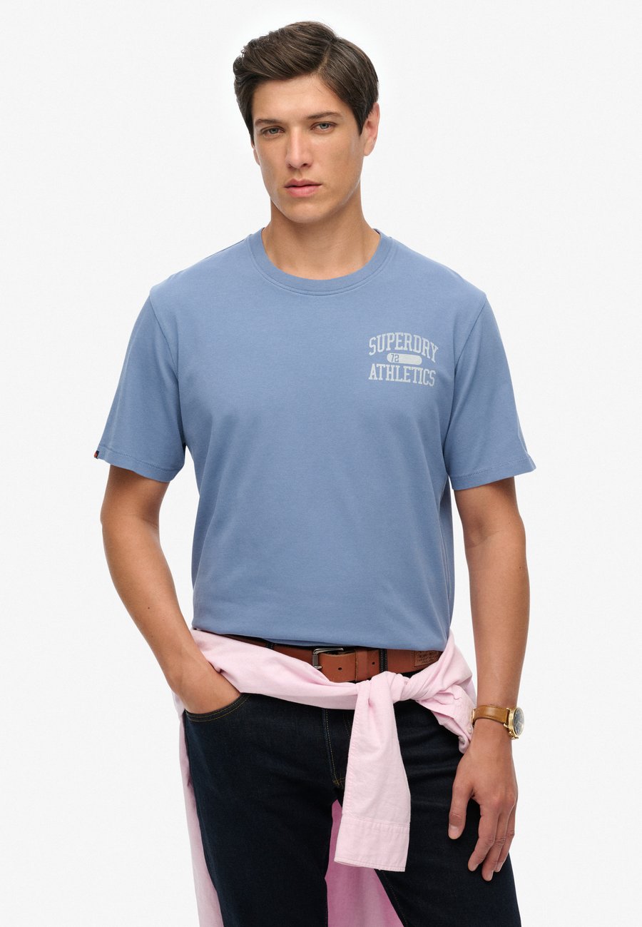 Футболка Superdry & Co ATHLETIC ESSENTIAL GRAPHIC, Moonlight Blue/Blue, Синий, Футболка Superdry & Co ATHLETIC ESSENTIAL GRAPHIC, Moonlight Blue/Blue
Футболка Superdry & Co ATHLETIC ESSENTIAL GRAPHIC, Moonlight Blue/Blue, Синий, Футболка Superdry & Co ATHLETIC ESSENTIAL GRAPHIC, Moonlight Blue/Blue