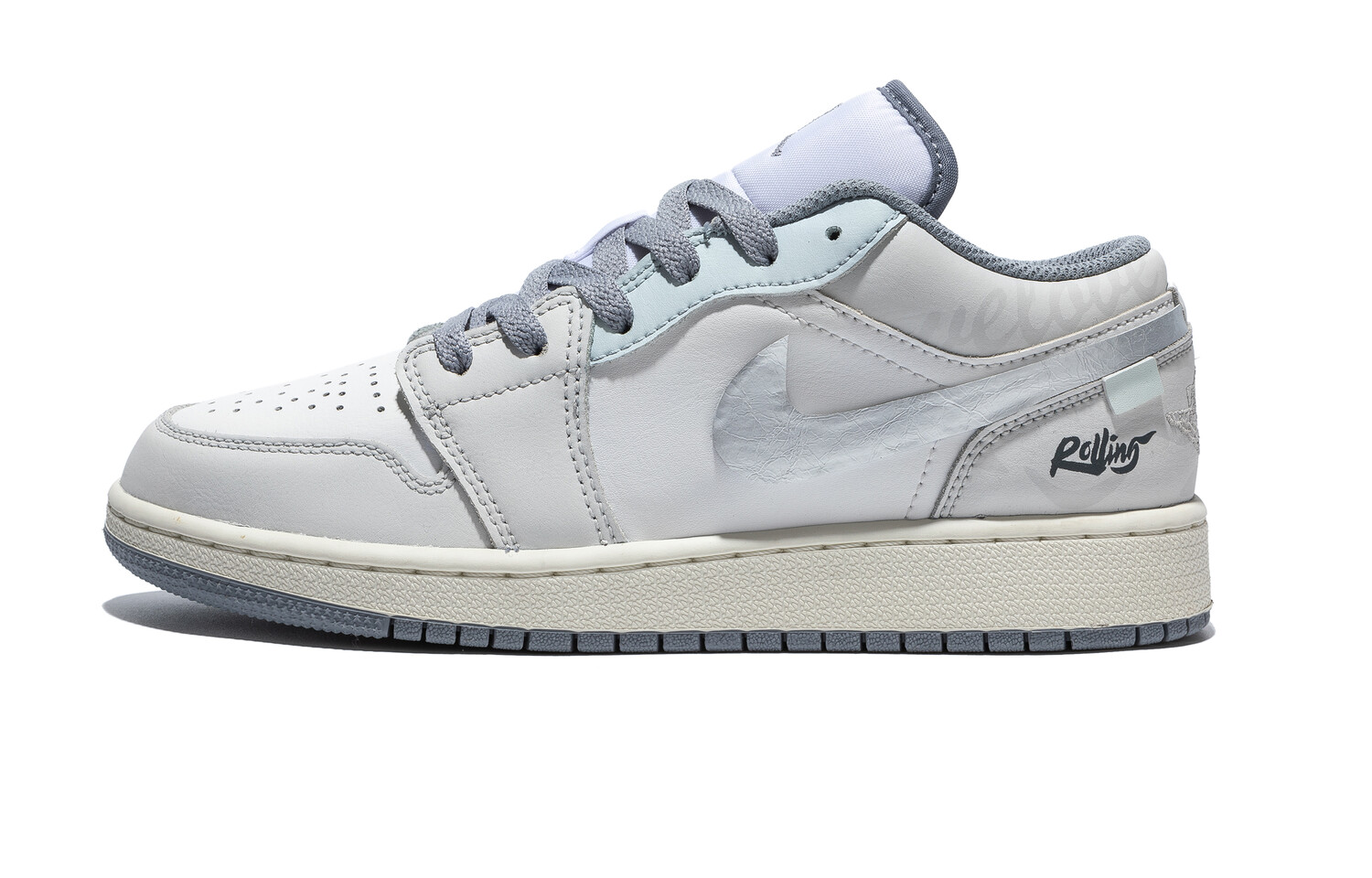 Кроссовки Air Jordan 1 Vintage Basketball Shoes Women's Low-top White/Silver, белый/серебряный
Кроссовки Air Jordan 1 Vintage Basketball Shoes Women's Low-top White/Silver, белый/серебряный