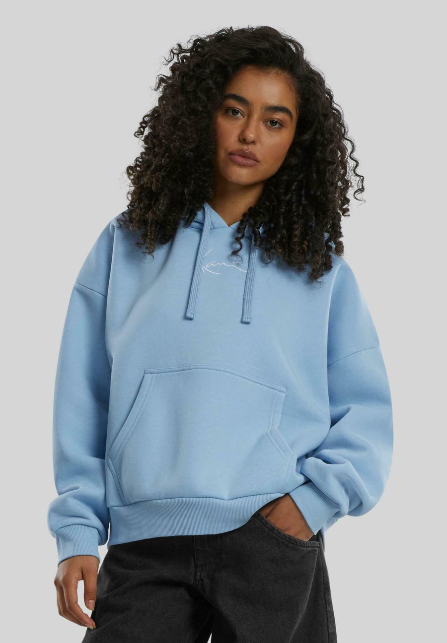 Худи Karl Kani SMALL SIGNATURE ESSENTIAL, Light Blue
Худи Karl Kani SMALL SIGNATURE ESSENTIAL, Light Blue