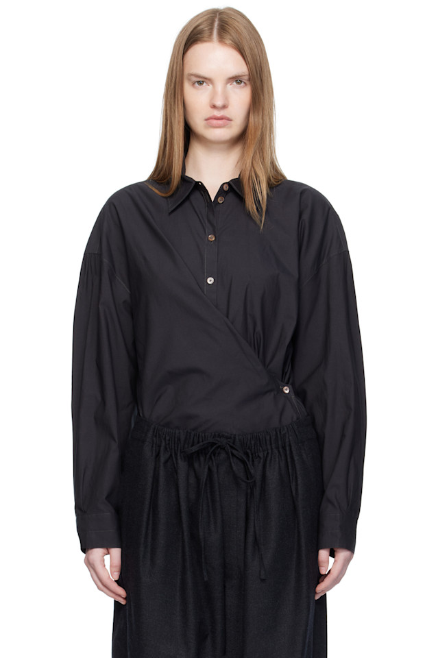 Lemaire Черная рубашка с прямым воротником и перекрученным низом
Lemaire Черная рубашка с прямым воротником и перекрученным низом