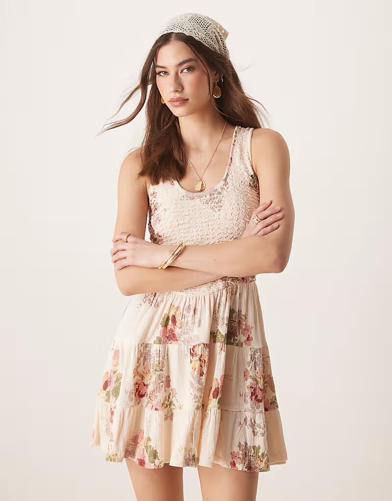 Платье мини ASOS DESIGN с жатым вырезом и винтажным цветочным принтом
Платье мини ASOS DESIGN с жатым вырезом и винтажным цветочным принтом