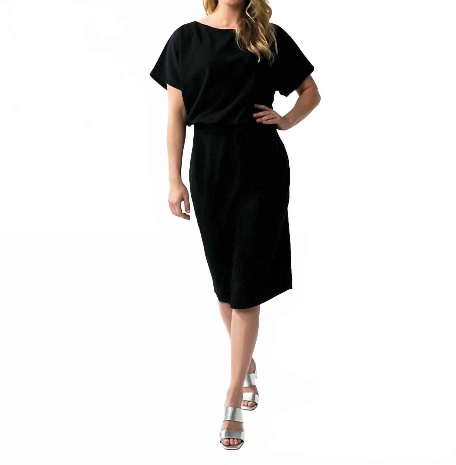 Черное платье с короткими рукавами и расклешенным силуэтом ESQUALO
Черное платье с короткими рукавами и расклешенным силуэтом ESQUALO