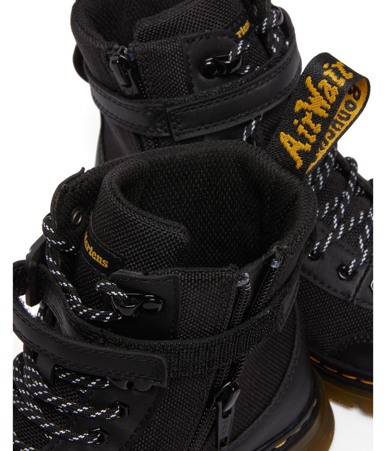 Ботинки Dr. Martens Kid's Collection Combs Tech (Little Kid/Big Kid), черный 
Ботинки Dr. Martens Kid's Collection Combs Tech (Little Kid/Big Kid), черный