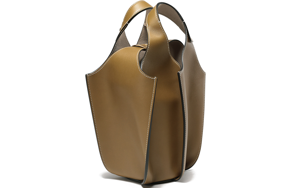 Кожаная маленькая женская сумка коричневая TORY BURCH
Кожаная маленькая женская сумка коричневая TORY BURCH