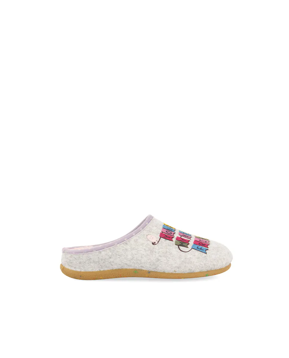 Открытые тапочки для девочек из переработанного материала Hot Potatoes, серый
Открытые тапочки для девочек из переработанного материала Hot Potatoes, серый