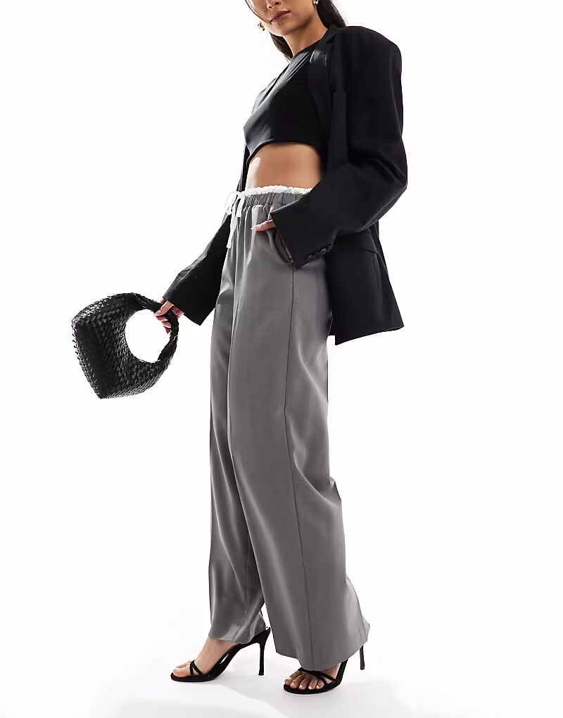 ЕДИНСТВЕННЫЕ широкие брюки строгого кроя в средне-сером цвете
ЕДИНСТВЕННЫЕ широкие брюки строгого кроя в средне-сером цвете