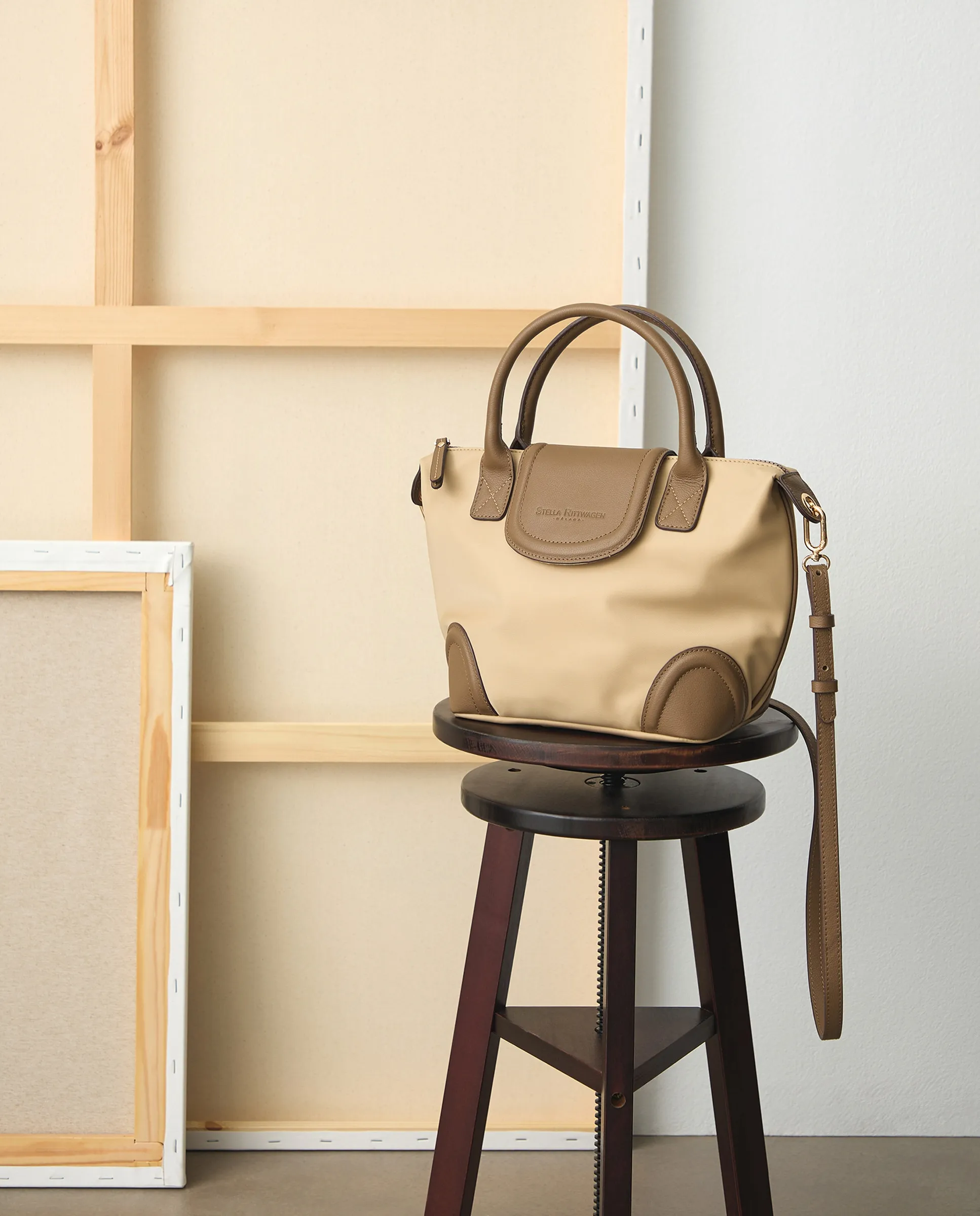 Сумка через плечо из нейлона и кожи Stella Rittwagen, светло-коричневый
Сумка через плечо из нейлона и кожи Stella Rittwagen, светло-коричневый