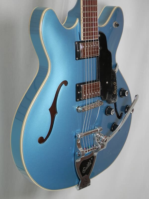 Электрогитара Guild Starfire I DC Pelham Blue Double Cut Semi-Hollow Electric w/ tremolo
Электрогитара Guild Starfire I DC Pelham Blue Double Cut Semi-Hollow Electric w/ tremolo