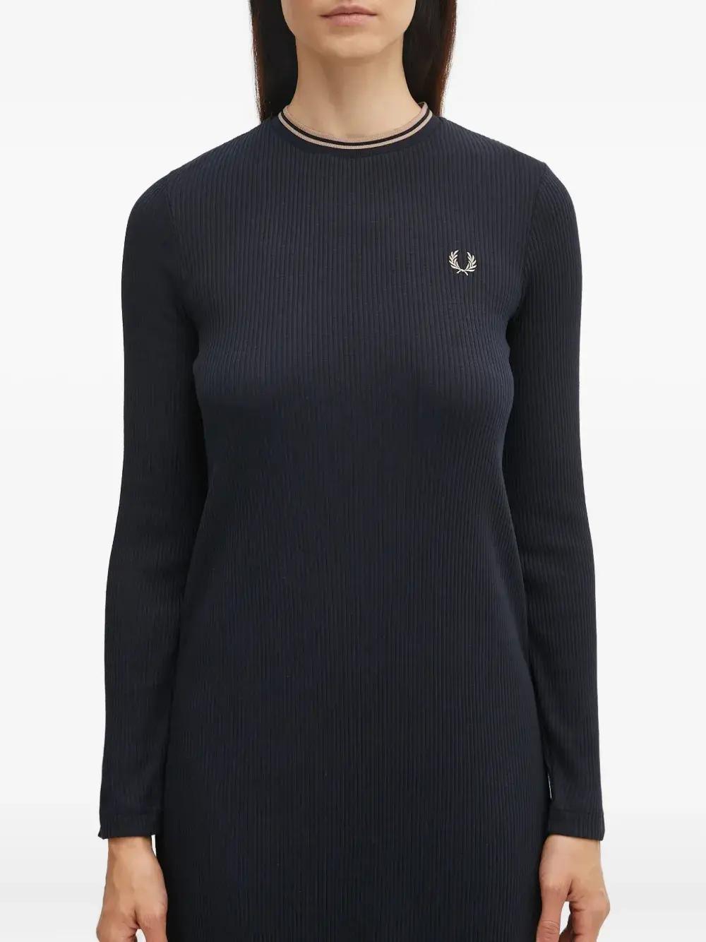 Миди-платье в рубчик с вышитым логотипом Fred Perry, черный
Миди-платье в рубчик с вышитым логотипом Fred Perry, черный