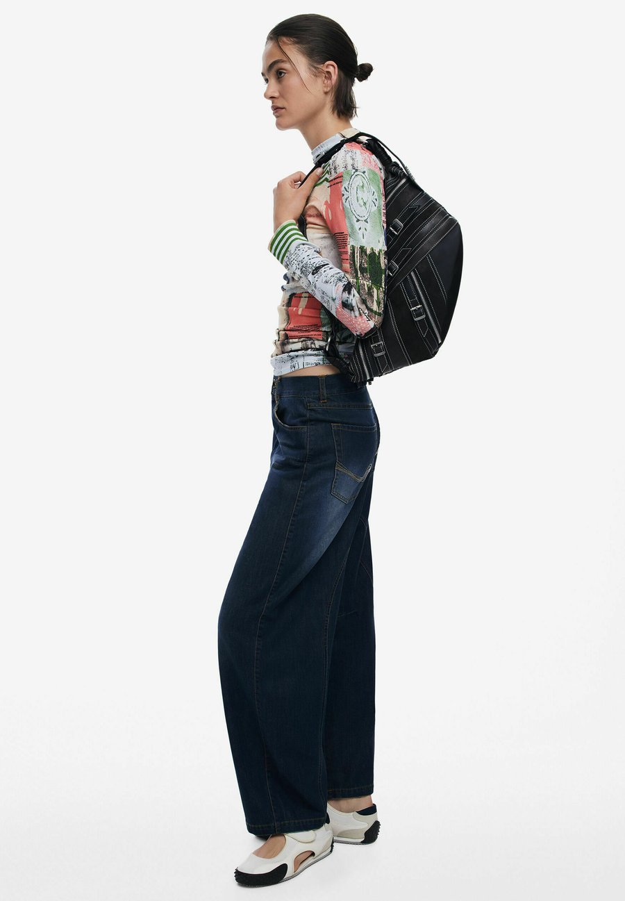 Сумка Desigual SMALL WITH BUCKLES, Black
Сумка Desigual SMALL WITH BUCKLES, Black