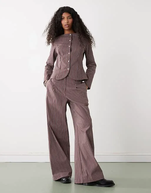 Широкие брюки в коричневую полоску Reclaimed Vintage
Широкие брюки в коричневую полоску Reclaimed Vintage