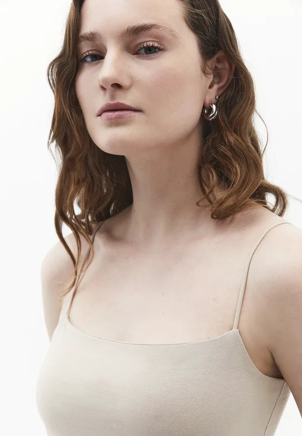 Топ с широким воротником Oxxo, Feather Gray
Топ с широким воротником Oxxo, Feather Gray