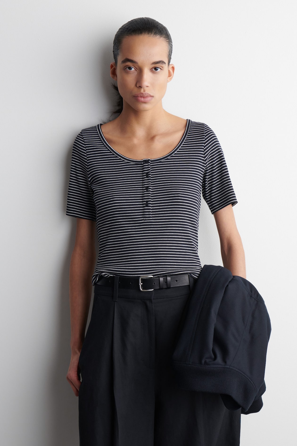 Футболка в рубчик henley COS, темно-синий/полосатый
Футболка в рубчик henley COS, темно-синий/полосатый