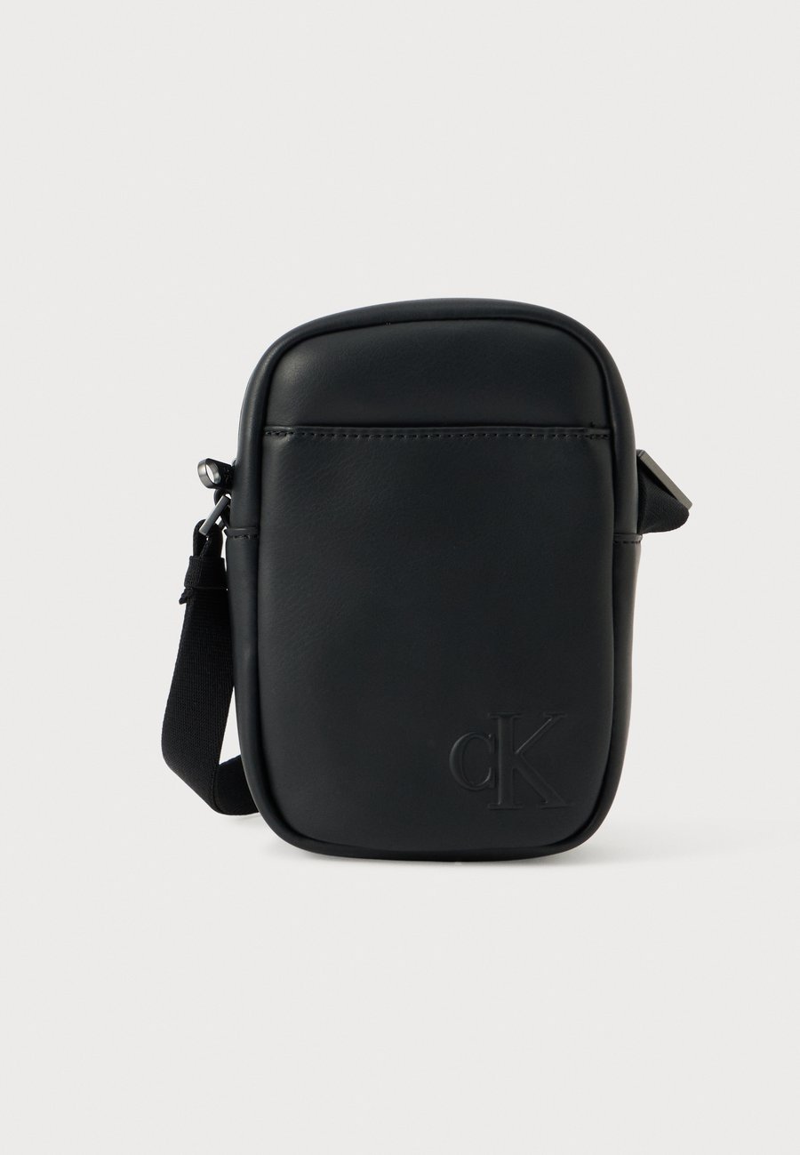 Сумка кросс-боди Calvin Klein BOLD SLIM REPORTER, Black
Сумка кросс-боди Calvin Klein BOLD SLIM REPORTER, Black