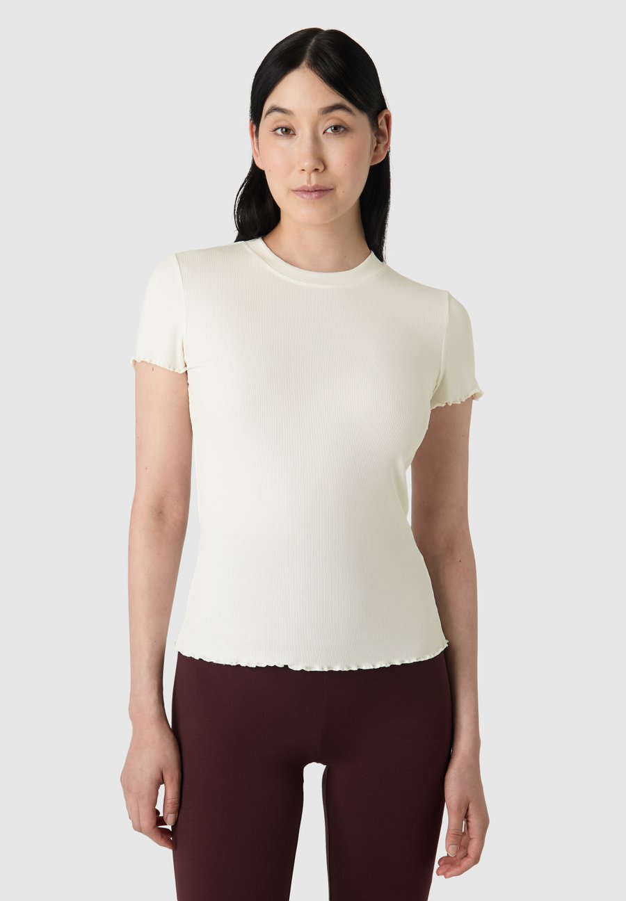 Футболка Les Lunes JUUNO RIB LETTUCE HEM, Cloud Dancer/Off-White, Белый, Футболка Les Lunes JUUNO RIB LETTUCE HEM, Cloud Dancer/Off-White
Футболка Les Lunes JUUNO RIB LETTUCE HEM, Cloud Dancer/Off-White, Белый, Футболка Les Lunes JUUNO RIB LETTUCE HEM, Cloud Dancer/Off-White