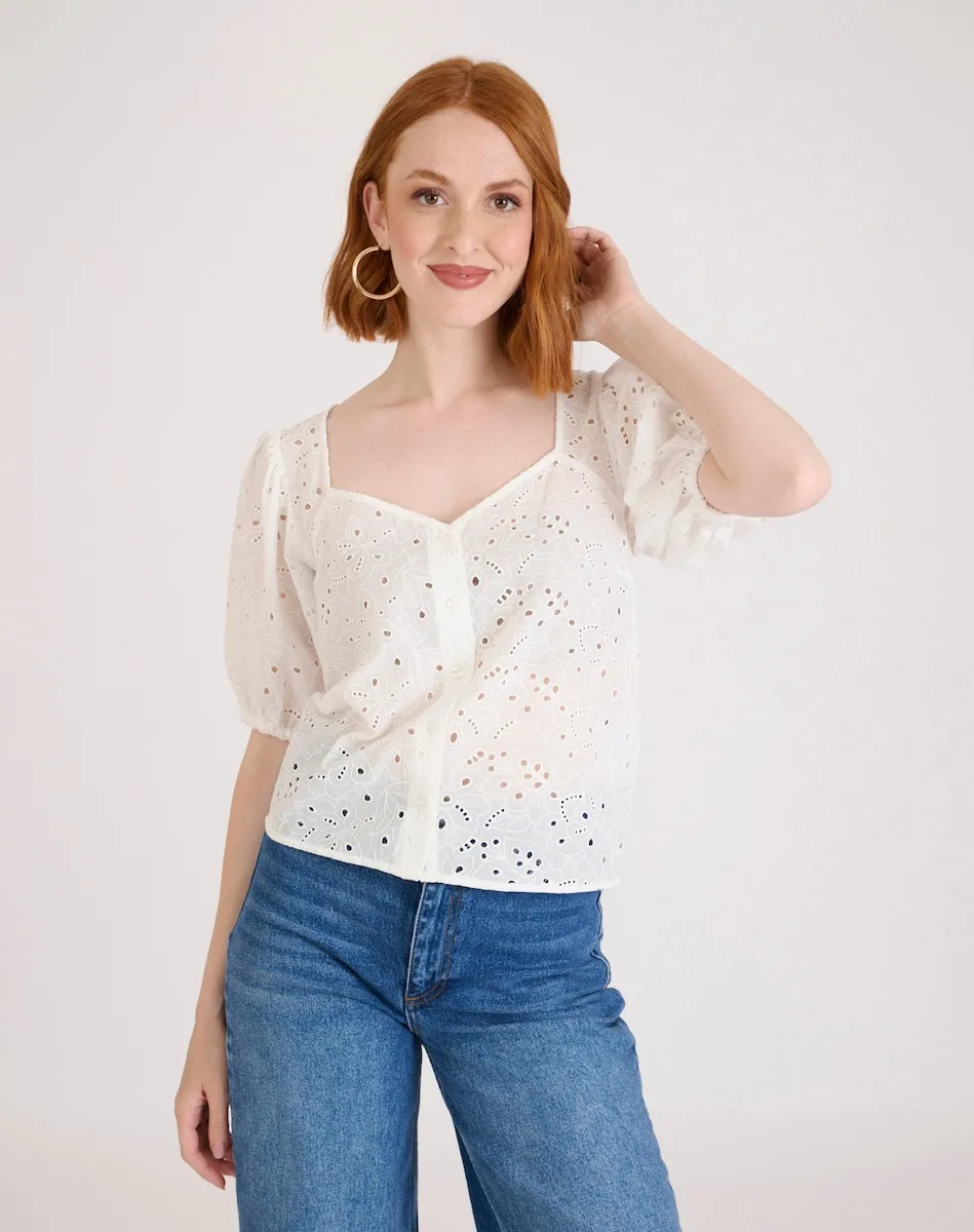 Женский топ с короткими рукавами, присборенной горловиной и вырезом "сердечко" Naf Naf, белый
Женский топ с короткими рукавами, присборенной горловиной и вырезом "сердечко" Naf Naf, белый