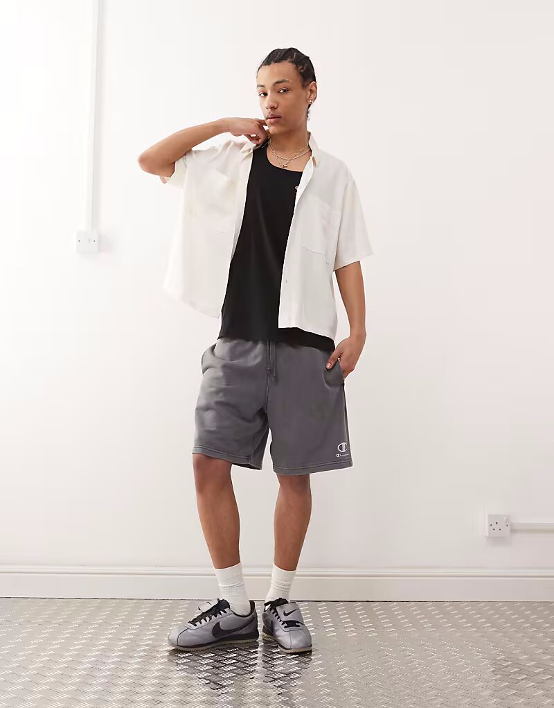 Шорты Champion с эффектом потертости серого цвета 
Шорты Champion с эффектом потертости серого цвета