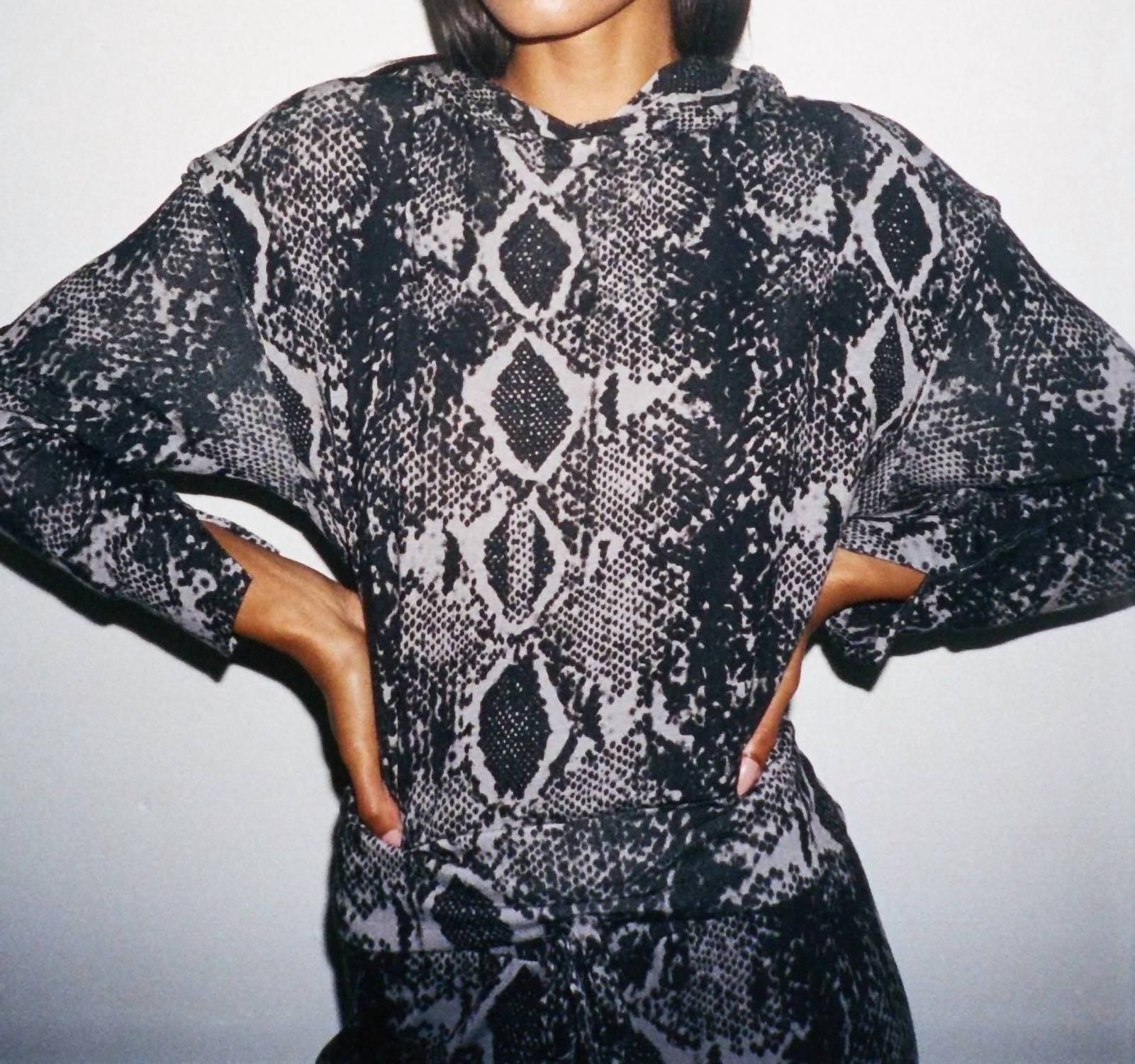 Толстовка с капюшоном из кожи питона цвета древесного угля LNA, цвет charcoal python
Толстовка с капюшоном из кожи питона цвета древесного угля LNA, цвет charcoal python