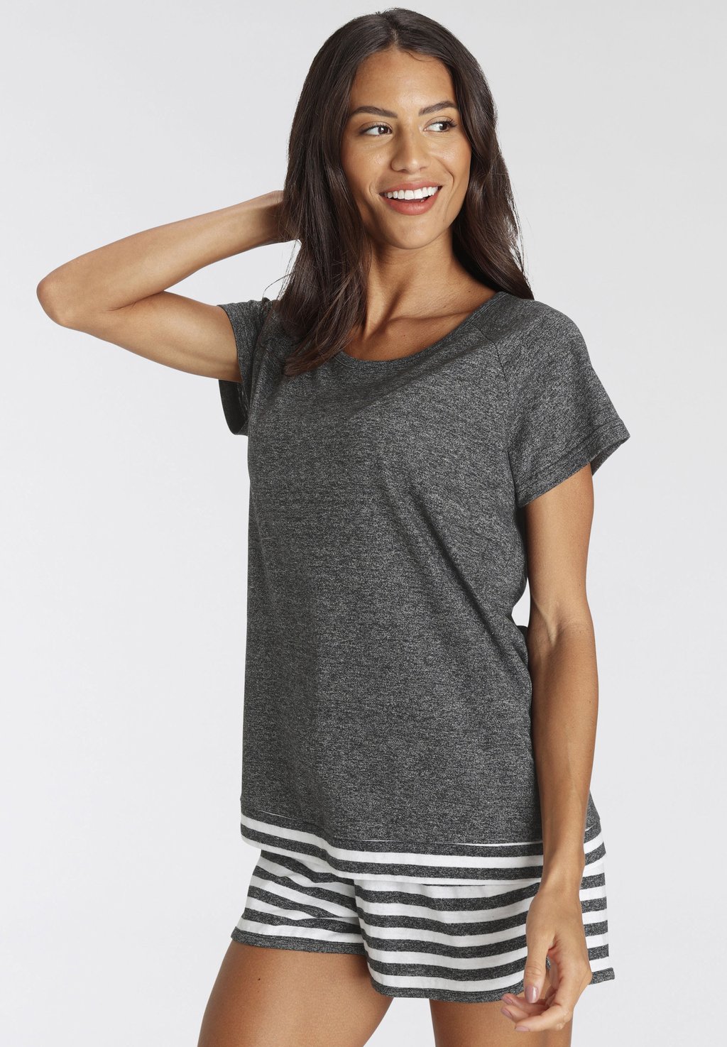 Пижама SHORTY SET - Pyjama set Vivance, черный
Пижама SHORTY SET - Pyjama set Vivance, черный