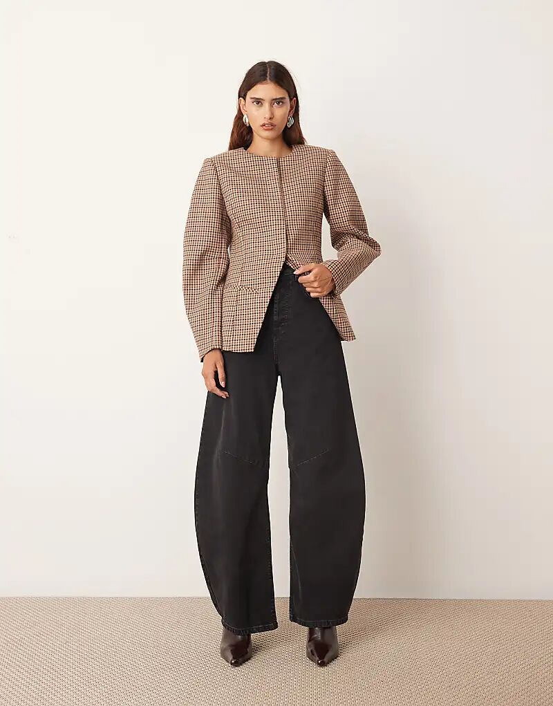 Джинсы-бочонки ARRANGE Sydney из денима черного цвета с потертостями
Джинсы-бочонки ARRANGE Sydney из денима черного цвета с потертостями