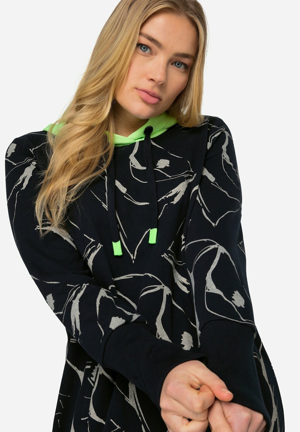 Дневное платье KAPUZE LANGARM ALLOVER PRINT LAURASØN, темно-синий
Дневное платье KAPUZE LANGARM ALLOVER PRINT LAURASØN, темно-синий