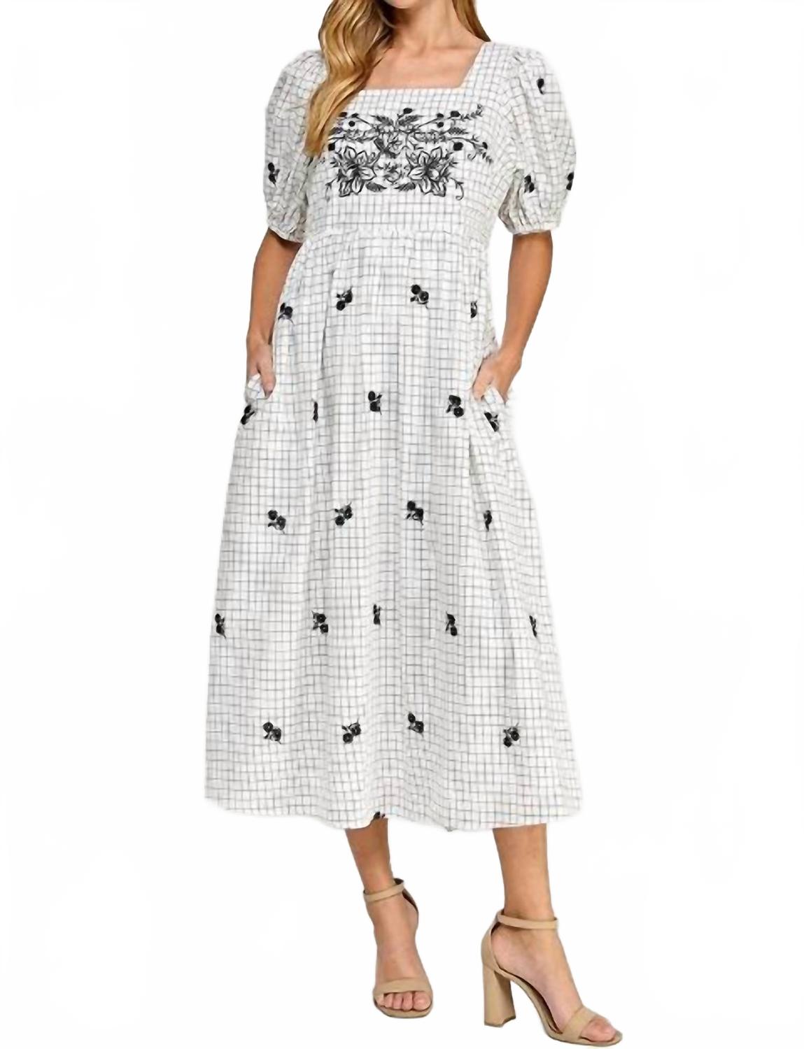 Прелестное платье миди с цветочной вышивкой в бело-черном цвете SEE AND BE SEEN
Прелестное платье миди с цветочной вышивкой в бело-черном цвете SEE AND BE SEEN