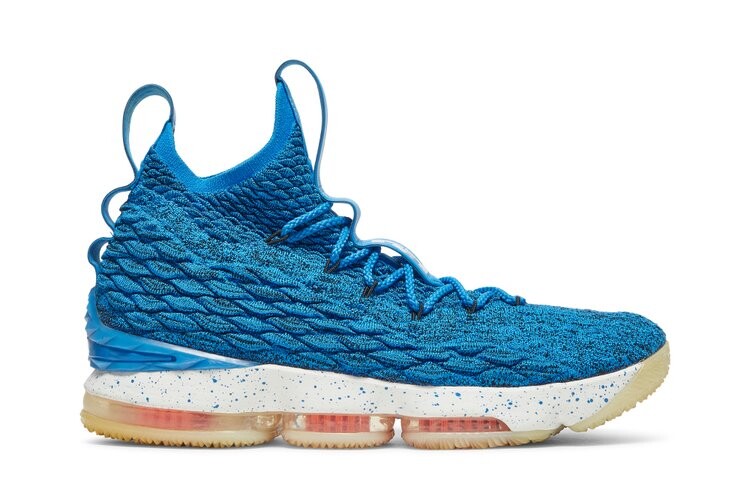 Кроссовки Nike LeBron 15 'Hardwood Classics', синий
Кроссовки Nike LeBron 15 'Hardwood Classics', синий