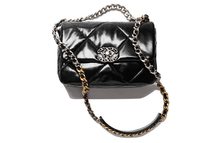 CHANEL Осенне-зимняя сумка из телячьей кожи черного цвета среднего размера
CHANEL Осенне-зимняя сумка из телячьей кожи черного цвета среднего размера