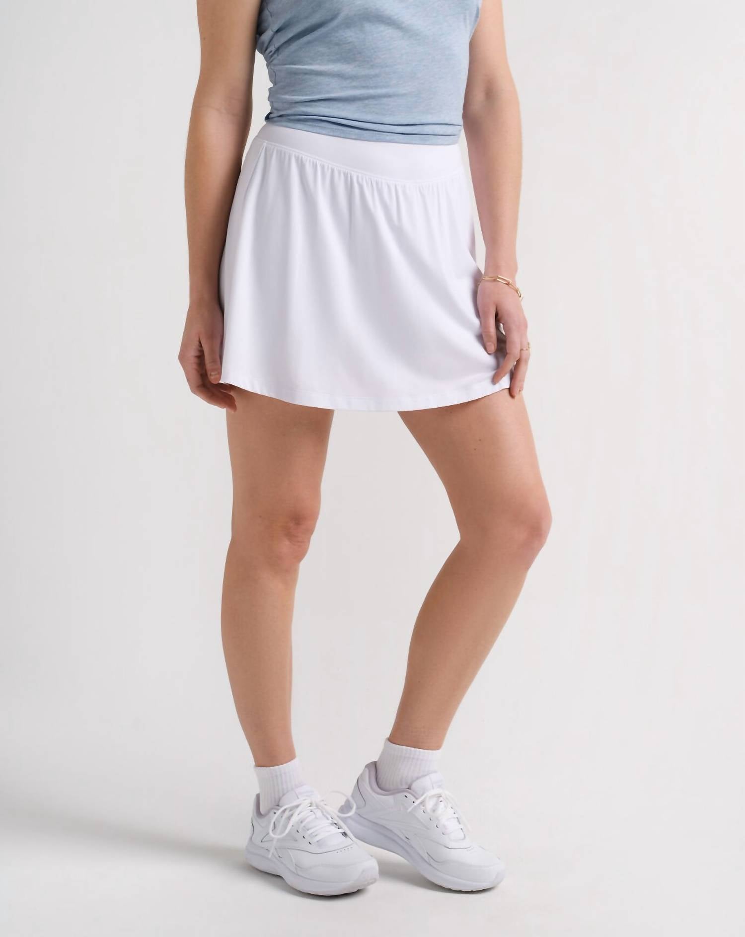 Сапфировый рассветный скомбинированный шорти-юбка в белом цвете Travis Matthew
Сапфировый рассветный скомбинированный шорти-юбка в белом цвете Travis Matthew