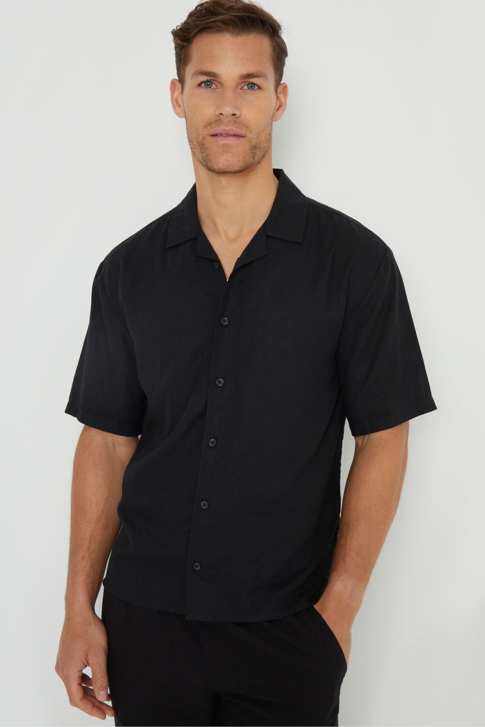 Рубашка с короткими рукавами из смесового льна с воротником Revere Threadbare, черный
Рубашка с короткими рукавами из смесового льна с воротником Revere Threadbare, черный